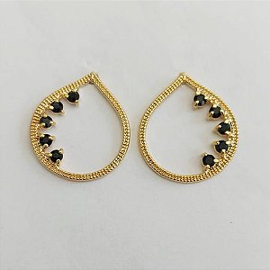 BRINCO FOLHEADO A OURO - BANHADO COM 5 MILÉSIMOS + VERNIZ DIAMOND - BRINCO DE PINO FORMATO GOTA COM MICRO ZIRCÔNIAS PRETAS 25MM - OURO1007