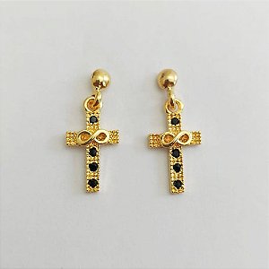 BRINCO FOLHEADO A OURO - BANHADO COM 5 MILÉSIMOS + VERNIZ DIAMOND - BRINCO DE PINO BASE DE BOLA COM CRUCIFIXO COM SÍMBOLO INFINITO COM MICRO ZIRCÔNIAS PRETAS 26MM - OURO1010
