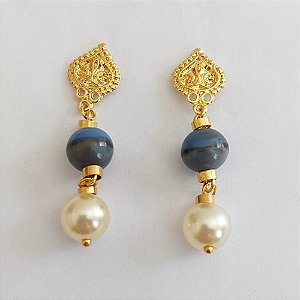 BRINCO FOLHEADO A OURO - BANHADO COM 5 MILÉSIMOS + VERNIZ DIAMOND - BRINCO DE PINO BASE DESENHADA PEDRA porcelana 10mm COM PÉROLA 45MM - OURO1019