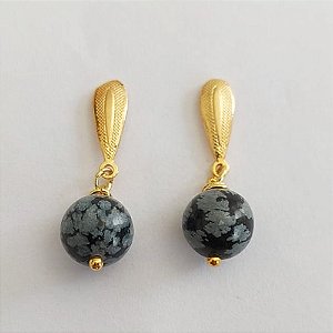 BRINCO FOLHEADO A OURO - BANHADO COM 5 MILÉSIMOS + VERNIZ DIAMOND - BRINCO PINO BASE DESENHADA PINGENTE PEDRA NATURAL 28MM - OURO1025