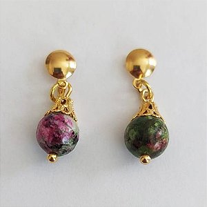 BRINCO FOLHEADO A OURO - BANHADO COM 5 MILÉSIMOS + VERNIZ DIAMOND - BRINCO PINO BASE REDONDA LISA PINGENTE COM PEDRA NATURAL 23MM - OURO1035