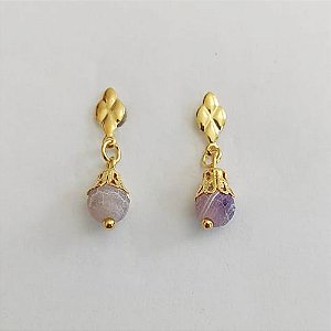 BRINCO FOLHEADO A OURO - BANHADO COM 5 MILÉSIMOS + VERNIZ DIAMOND - BRINCO PINO BASE DESENHADA PINGENTE PEDRA NATURAL agata craquelada LILÁS 23MM - OURO1038