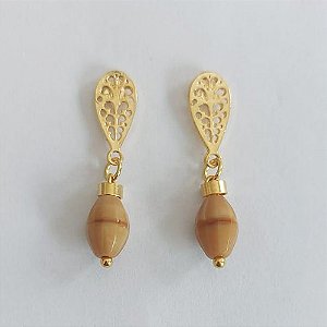 BRINCO FOLHEADO A OURO - BANHADO COM 5 MILÉSIMOS + VERNIZ DIAMOND - BRINCO PINO BASE DESENHADA PINGENTE pingente de porcelana MARROM 32MM - OURO1040