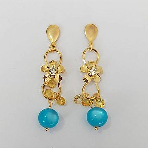 BRINCO FOLHEADO A OURO - BANHADO COM 5 MILÉSIMOS + VERNIZ DIAMOND - BRINCO PINO BASE LISA COM FLOR E PEDRA CRISTAL AZUL OLHO DE GATO 62MM - OURO1046