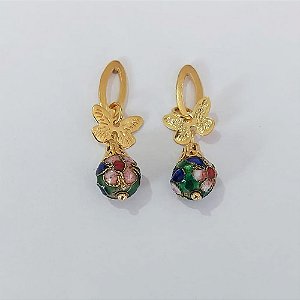 BRINCO FOLHEADO A OURO - BANHADO COM 5 MILÉSIMOS + VERNIZ DIAMOND - BRINCO PINO BASE VAZADA COM BORBOLETA E PEDRA DESENHADA 32MM - OURO1048