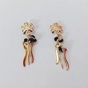 BRINCO FOLHEADO A OURO - BANHADO COM 5 MILÉSIMOS + VERNIZ DIAMOND - BRINCO PINO BASE FLOR COM PENDURICALHOS 27MM - OURO1049