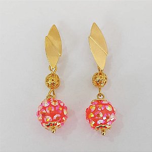 BRINCO FOLHEADO A OURO - BANHADO COM 5 MILÉSIMOS + VERNIZ DIAMOND - BRINCO PINO BASE DESENHADA E BOLA COM BRILHOS E BOLA VAZADA 45MM - OURO1050