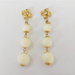 BRINCO FOLHEADO A OURO - BANHADO COM 5 MILÉSIMOS + VERNIZ DIAMOND - BRINCO DE PINO BASE FLOR COM PÉROLAS 67MM - OURO1054