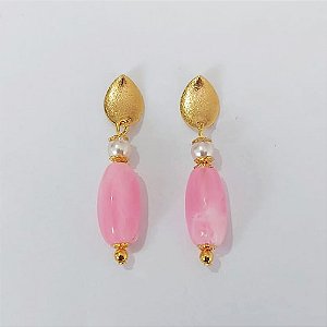 BRINCO FOLHEADO A OURO COM VERNIZ DIAMOND - BRINCO DE PINO BASE FOLHA COM PÉROLA E PEDRA CRISTAL ROSA 38MM - OURO1061