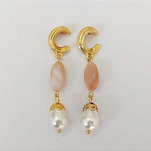 BRINCO FOLHEADO A OURO COM VERNIZ DIAMOND - BRINCO DE PINO BASE ESTILO LUA COM PEDRA NATURAL E PÉROLA 58MM - OURO1064