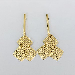 BRINCO FOLHEADO A OURO COM VERNIZ DIAMOND - BRINCO DE PINO BASE LISA FINA GEOMÉTRICOS VAZADOS 48MM - OURO1067