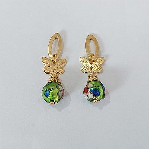 BRINCO FOLHEADO A OURO - BANHADO COM 5 MILÉSIMOS + VERNIZ DIAMOND - BRINCO PINO BASE VAZADA COM BORBOLETA E PEDRA DESENHADA 35MM - OURO1071