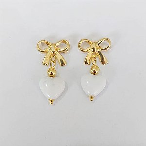 BRINCO FOLHEADO A OURO - BANHADO COM 5 MILÉSIMOS + VERNIZ DIAMOND - BRINCO PINO BASE LAÇO COM PEDRA FORMATO CORAÇÃO 38MM - OURO1072