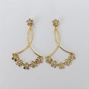 BRINCO FOLHEADO A OURO COM VERNIZ DIAMOND - BRINCO DE PINO COM FLORES EM ZIRCÔNIAS 43MM - OURO1087