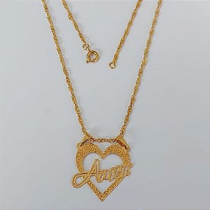 GARGANTILHA FOLHEADO A OURO - BANHADO COM 5 MILÉSIMOS + VERNIZ DIAMOND - CORRENTE SINGAPURA 45CM PINGENTE CORAÇÃO VAZADO ESCRITO AMOR 26MM- OURO1098