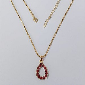 GARGANTILHA FOLHEADO A OURO - BANHADO COM 5 MILÉSIMOS + VERNIZ DIAMOND - CORRENTE 40CM PINGENTE COM MICRO ZIRCÔNIAS VERMELHAS 13X22MM- OURO1103