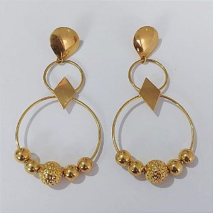 BRINCO FOLHEADO A OURO COM VERNIZ DIAMOND - BRINCO DE PINO BASE LISA ARGOLA COM BOLAS LISA E BOLA DESENHADA 80MM - OURO1122