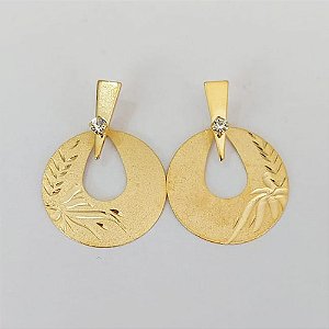 BRINCO FOLHEADO A OURO COM VERNIZ DIAMOND - BRINCO DE PINO BASE LISA COM MICRO ZIRCÔNIA E ARGOLA DESENHADA 36MM - OURO1123