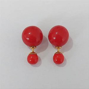 BRINCO FOLHEADO A OURO - BANHADO COM 5 MILÉSIMOS + VERNIZ DIAMOND - BRINCO DE PINO COM PÉROLAS VERMELHA 14MM - OURO1130