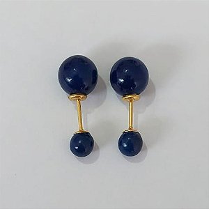 BRINCO FOLHEADO A OURO - BANHADO COM 5 MILÉSIMOS + VERNIZ DIAMOND - BRINCO DE PINO COM PÉROLAS AZUL MARINHO 10MM - OURO1131