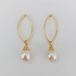 BRINCO FOLHEADO A OURO - BANHADO COM 5 MILÉSIMOS + VERNIZ DIAMOND - BRINCO DE PINO VAZADA E PÉROLA 43MM - OURO1132