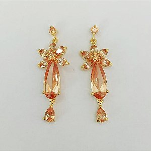 BRINCO FOLHEADO A OURO - BANHADO COM 5 MILÉSIMOS + VERNIZ DIAMOND - BRINCO DE PINO FLOR TODO DE ZIRCÔNIA 37MM - OURO1134