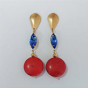 BRINCO FOLHEADO A OURO COM VERNIZ DIAMOND - BRINCO DE PINO BASE LISA COM ZIRCÔNIA AZUL E PEDRA NATURAL VERMELHA 56MM - OURO1142