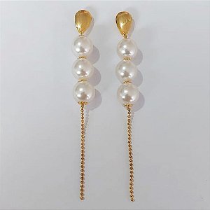 BRINCO FOLHEADO A OURO COM VERNIZ DIAMOND - BRINCO DE PINO BASE DESENHADA COM PÉROLAS E CORRENTE 100MM - OURO1145