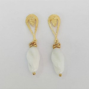 BRINCO FOLHEADO A OURO COM VERNIZ DIAMOND - BRINCO DE PINO BASE VAZADA COM PEDRA CRISTAL LEITOSO BRANCO 45MM - OURO1150