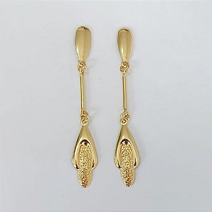 BRINCO FOLHEADO A OURO COM VERNIZ DIAMOND - BRINCO DE PINO BASE LISA PINGENTE COMPRIDO 59MM - OURO1155