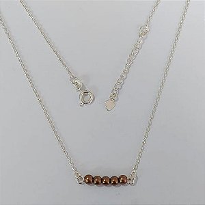 GARGANTILHA FOLHEADO A PRATA COM 50 MILÉSIMOS + VERNIZ DIAMOND CORRENTE CADEADO 45CM COM PÉROLAS MARROM - PRA789