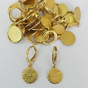 BRINCO NO BRUTO PRONTO PARA O BANHO - (CX.146) BRINCO ARGOLINHA DE PRESSÃO (TRANQUETA) (918) COM PINGENTE DEUS TE GUIE 11MM - PESO TOTAL 1,8GR - COMPOSIÇÃO: 100% LATÃO - BRU0003645