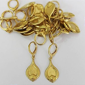 BRINCO NO BRUTO PRONTO PARA O BANHO (CX.146) BRINCO ARGOLINHA DE PRESSÃO (TRANQUETA)(V3991) - COM PINGENTE ESTILO GOTA DESENHADA 12MM - PESO TOTAL 2,0GR - COMPOSIÇÃO: 100% LATÃO - BRU0003663