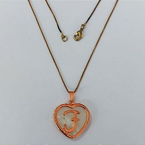GARGANTILHA NO BRUTO PRONTO PARA O BANHO - (CX146) - COM CORRENTE VENEZIANA DE 45CM - CORAÇÃO LETRA F MADRÉ PÉROLA -23MM PESO: 5,7GR - BRU0003671