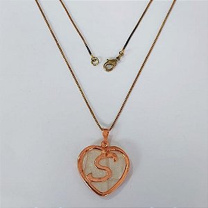 GARGANTILHA NO BRUTO PRONTO PARA O BANHO - (CX146) - COM CORRENTE VENEZIANA DE 45CM - CORAÇÃO LETRA S MADRÉ PÉROLA -23MM PESO: 5,7GR - BRU0003673