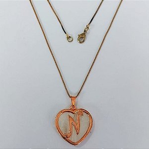 GARGANTILHA NO BRUTO PRONTO PARA O BANHO - (CX146) - COM CORRENTE VENEZIANA DE 45CM - CORAÇÃO LETRA N MADRÉ PÉROLA -23MM PESO: 5,7GR - BRU0003676