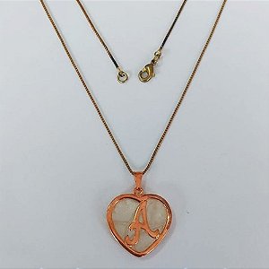 GARGANTILHA NO BRUTO PRONTO PARA O BANHO - (CX146) - COM CORRENTE VENEZIANA DE 45CM - CORAÇÃO LETRA A MADRÉ PÉROLA -23MM PESO: 5,7GR - BRU0003677