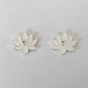 BRINCO FOLHEADO A PRATA COM 50 MILÉSIMOS + VERNIZ DIAMOND - BRINCO DE PINO FLOR COM ZIRCÔNIA ESMALTADA BRANCA 14X16MM PRA800