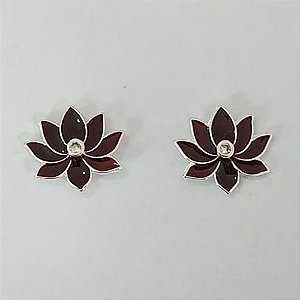 BRINCO FOLHEADO A PRATA COM 50 MILÉSIMOS + VERNIZ DIAMOND - BRINCO DE PINO FLOR COM ZIRCÔNIA ESMALTADA VINHO 14X16MM PRA802