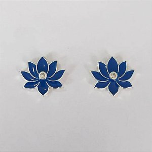 BRINCO FOLHEADO A PRATA COM 50 MILÉSIMOS + VERNIZ DIAMOND - BRINCO DE PINO FLOR COM ZIRCÔNIA ESMALTADA AZUL ESCURA 14X16MM PRA804