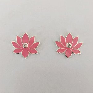 BRINCO FOLHEADO A PRATA COM 50 MILÉSIMOS + VERNIZ DIAMOND - BRINCO DE PINO FLOR COM ZIRCÔNIA ESMALTADA ROSA 14X16MM PRA809