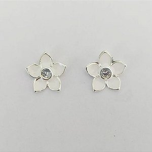 BRINCO FOLHEADO A PRATA COM 50 MILÉSIMOS + VERNIZ DIAMOND - BRINCO DE PINO FLOR COM ZIRCÔNIA ESMALTADA BRANCA 15MM PRA816