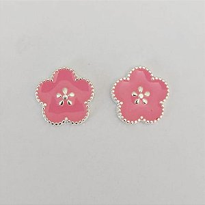 BRINCO FOLHEADO A PRATA COM 50 MILÉSIMOS + VERNIZ DIAMOND - BRINCO DE PINO FLOR ESMALTADA ROSA 15MM PRA827