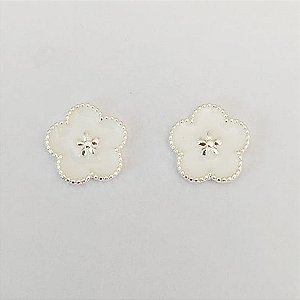 BRINCO FOLHEADO A PRATA COM 50 MILÉSIMOS + VERNIZ DIAMOND - BRINCO DE PINO FLOR ESMALTADA BRANCA 15MM PRA830