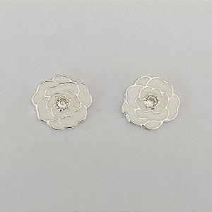BRINCO FOLHEADO A PRATA COM 50 MILÉSIMOS + VERNIZ DIAMOND - BRINCO DE PINO FLOR ESMALTADA BRANCA COM ZIRCÔNIA 15MM PRA833