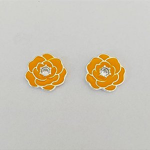 BRINCO FOLHEADO A PRATA COM 50 MILÉSIMOS + VERNIZ DIAMOND - BRINCO DE PINO FLOR ESMALTADA AMARELA COM ZIRCÔNIA 15MM PRA835