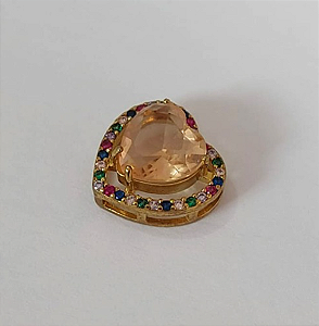 PINGENTE NO BRUTO PRONTO PARA O BANHO - PINGENTE CORAÇÃO COM MICRO ZIRCÔNIAS COLORIDAS E ZIRCÔNIA 10MM- COMPOSIÇÃO: LATÃO / ZIRCÔNIA - TAMANHO 14MM - PESO TOTAL 2.3GR - BRU3771