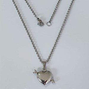 GARGANTILHA EM AÇO INOXIDÁVEL(CX147) - CORRENTE DE 45CM (BCL33) PINGENTE CORAÇÃO DUPLO COM FLECHA 20MM AÇO2316