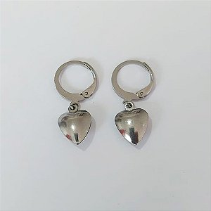 BRINCO EM AÇO INOXIDÁVEL(CX147) - BRINCO ARGOLINHA DE PRESSÃO COM PINGENTE CORAÇÃO DUPLO 9MM - COMPOSIÇÃO: AÇO INOXIDÁVEL - AÇO2329