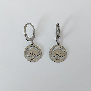 BRINCO EM AÇO INOXIDÁVEL(CX147) - BRINCO ARGOLINHA DE PRESSÃO COM PINGENTE ÁRVORE DA VIDA VAZADA 11MM - COMPOSIÇÃO: AÇO INOXIDÁVEL - AÇO2334
